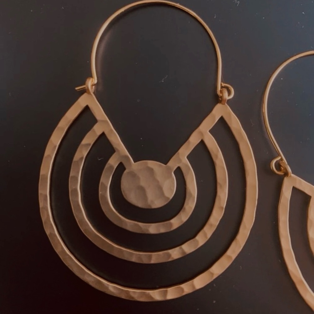 “Hammered Hoops” Inverse Rainbow Concentric Circle Sector Maze Geometric Earring - Picture 13 of 15